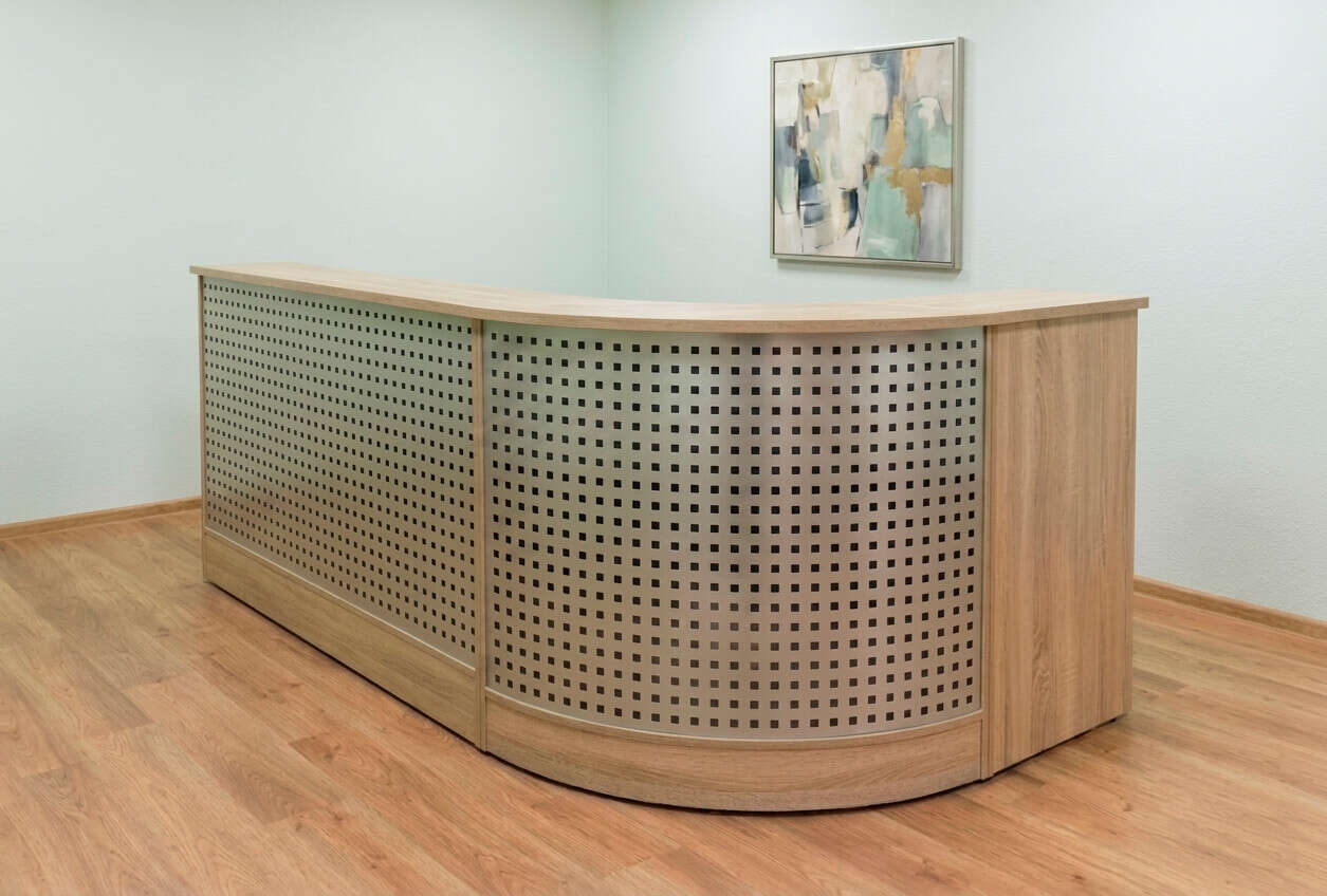 Рецепшн с перфорированными панелями из алюминия