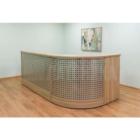 Рецепшн с перфорированными панелями из алюминия