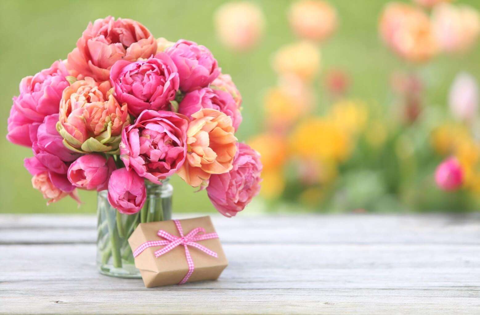 Дорогие женщины, с праздником 8 Марта!