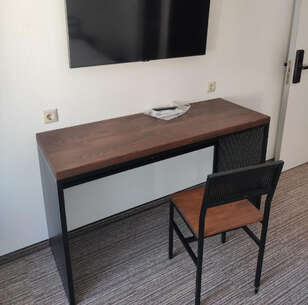 Мебель для гостиницы: стол и стул