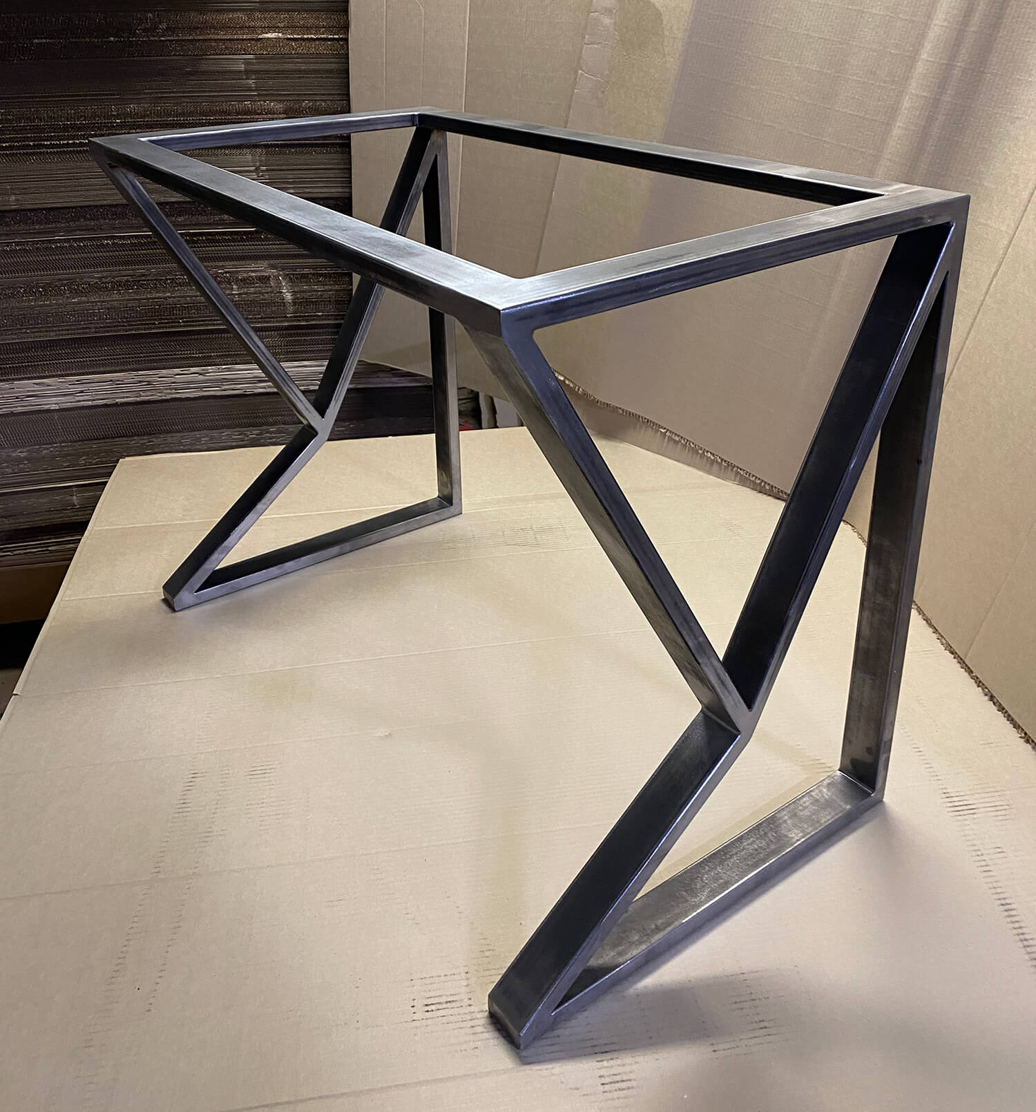 Каркасный стол из металла